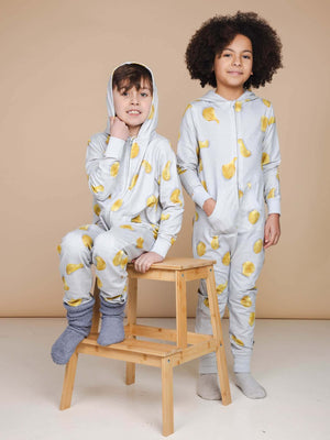 SNURK Chips Onesie Kids modellen poseren in comfy kinder-onesies met chipsprint op lichtgrijze achtergrond.