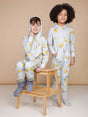 SNURK Chips Onesie Kids modellen poseren in comfy kinder-onesies met chipsprint op lichtgrijze achtergrond.