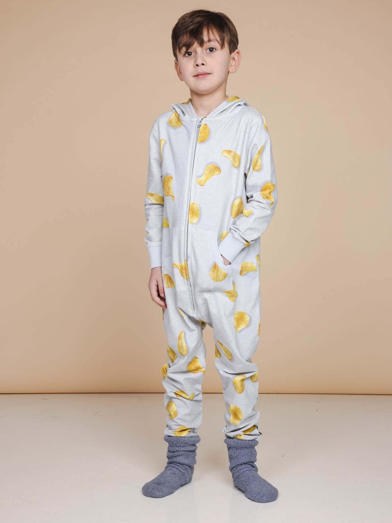 SNURK Chips Onesie Kids in lichtgrijs met chipsprint, perfect om te slapen en te chillen.