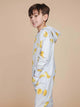 SNURK Chips Onesie Kids model in lichtgrijze onesie met chipsprint, perfect om te slapen en te chillen.