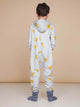 Kind in SNURK Chips Onesie Kids met chipjesprint, ideaal om in te slapen en te chillen.