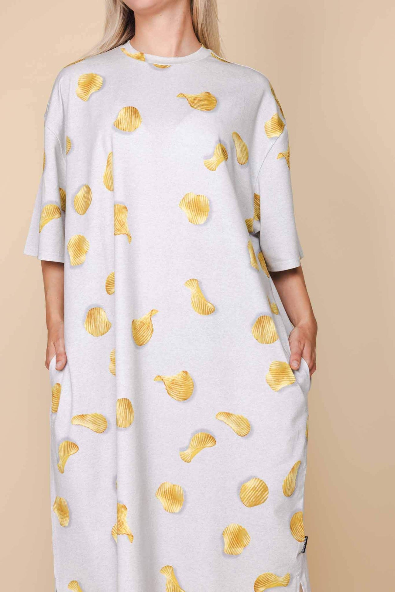 SNURK Chips Relaxed Tee Dress Dames met naturelkleurige chips print op een lichtgrijze basis.