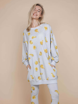 SNURK Chips Sweater Dress Dames met all-over print van naturel chips op lichtgrijze basis.