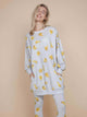 SNURK Chips Sweater Dress Dames met all-over print van naturel chips op lichtgrijze basis.