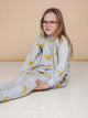 SNURK Chips Sweater Dress Kids in lichtgrijs met chips print, ideaal voor kinderen om te chillen en slapen.