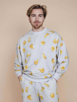 SNURK Chips Sweater Heren met all-over print van naturel chips op lichtgrijze basis.