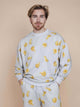 SNURK Chips Sweater Heren met all-over print van naturel chips op lichtgrijze basis.