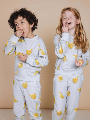 SNURK Chips Sweater Kids met kinderen die chips eten in een lichtgrijze trui met aardappelprint.