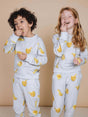 SNURK Chips Sweater Kids met kinderen die chips eten in een lichtgrijze trui met aardappelprint.