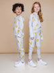 SNURK Chips Sweater Kids in lichtgrijs met chippies print, kinderen poseren in relaxte outfit.