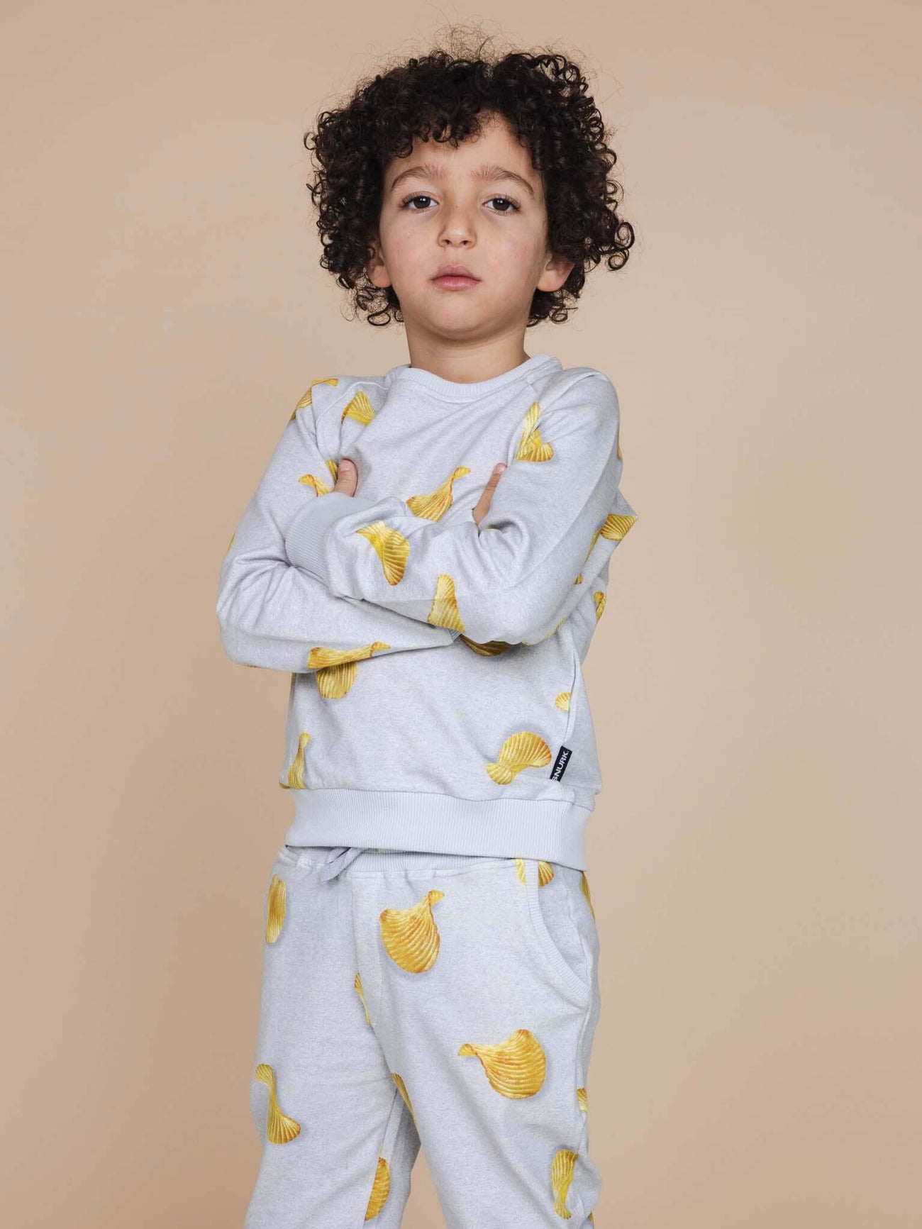 SNURK Chips Sweater Kids, grijze sweat met lichtgele chips print, perfect voor kinderen, relaxte fit en biologische katoen.