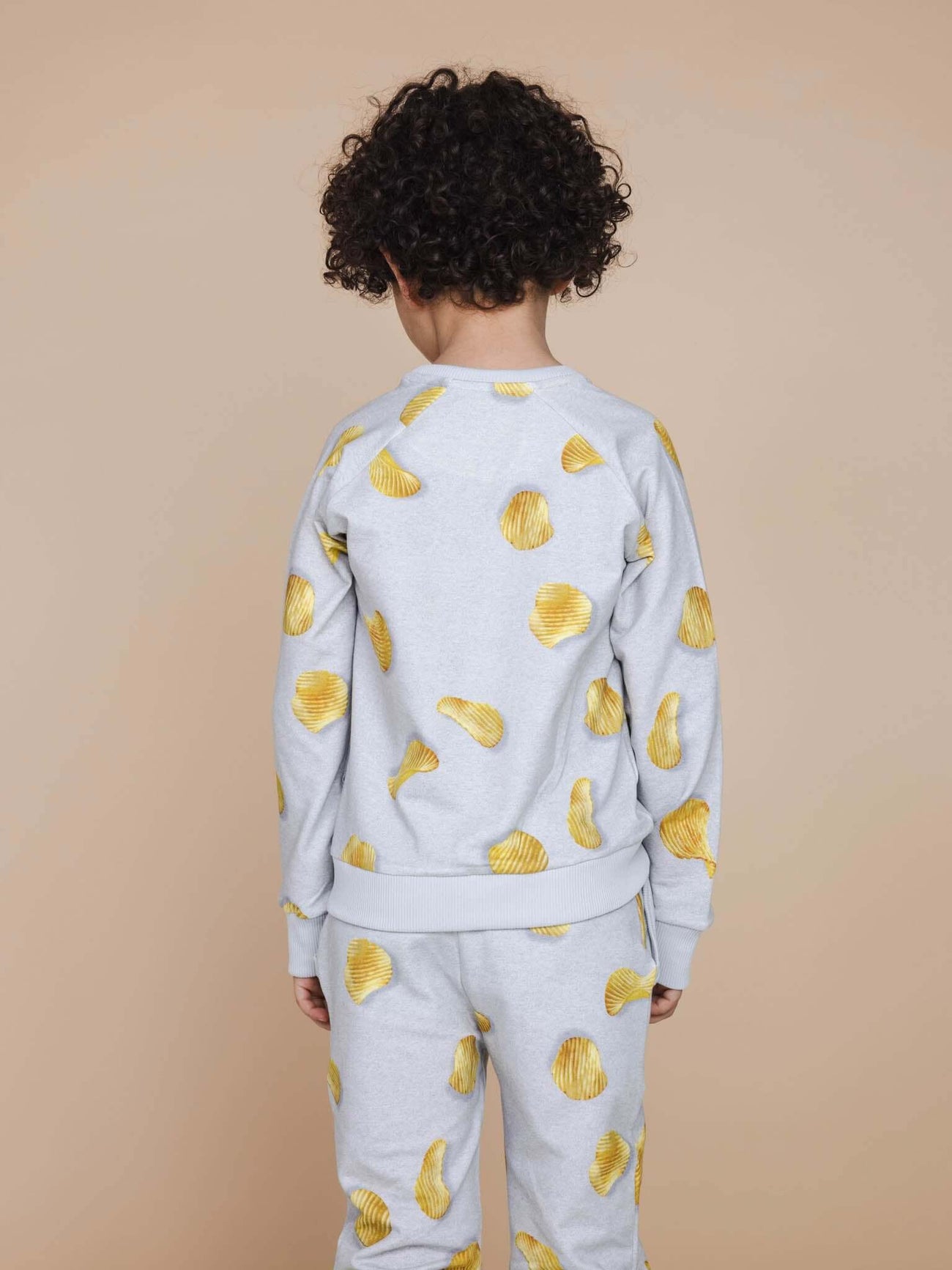 SNURK Chips Sweater Kids met chips print, zacht grijs, relaxed-fit voor kinderen, achteraanzicht.