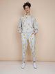 SNURK Chips Sweater Unisex met naturel chips print op een lichtgrijze basis, model met relaxed-fit outfit.