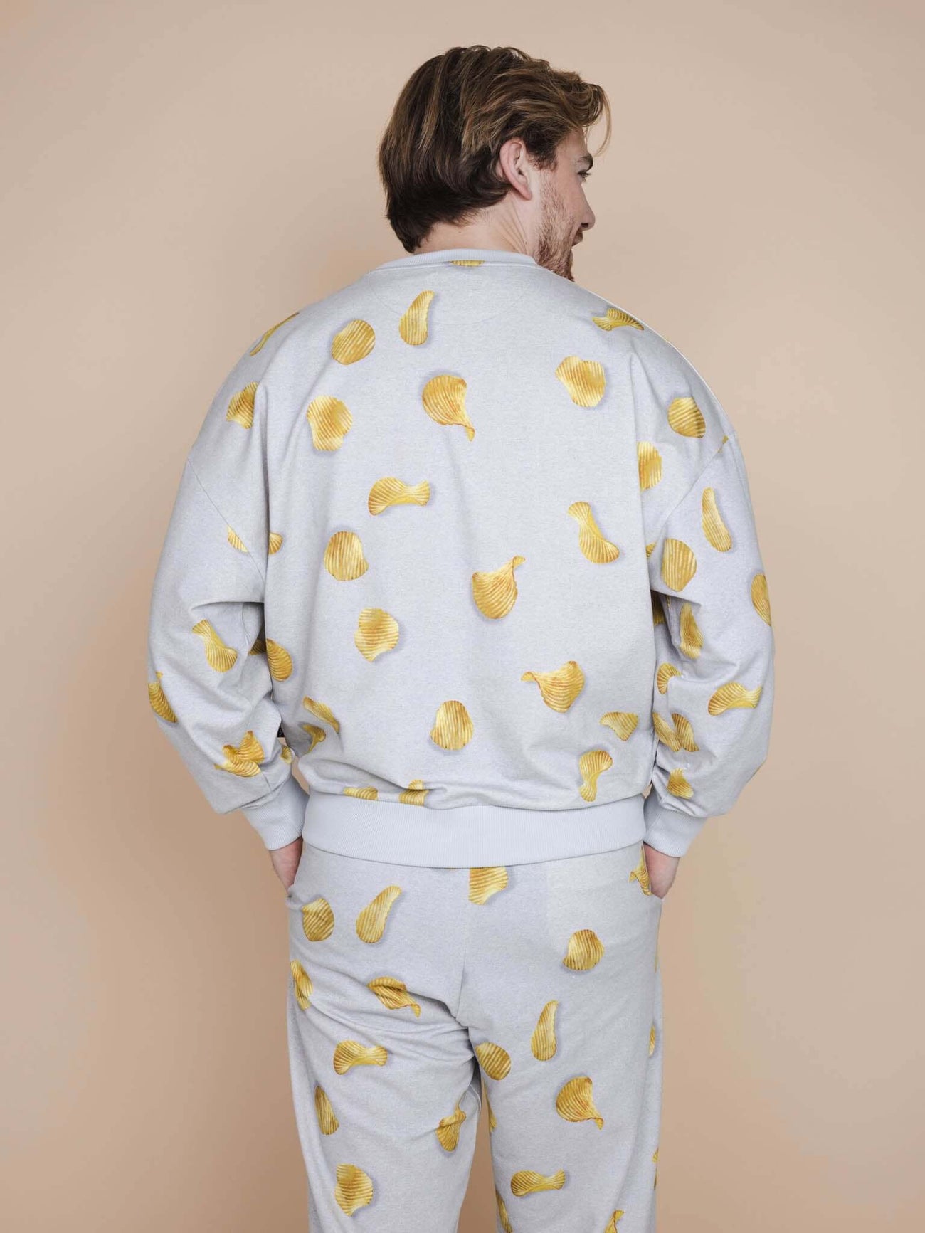 SNURK Chips Sweater Unisex achterkant met chips print op lichtgrijze basis, casual en comfortabel.