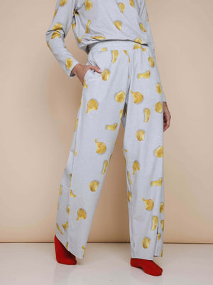 SNURK Chips Wijde broek Dames met naturel chips print op lichtgrijze basis, relaxed fit, diepe steekzakken.