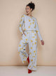 SNURK Chips Wijde broek Dames model in lichte grijze broek met chipsprint, ontspannen pose en zachte stof.