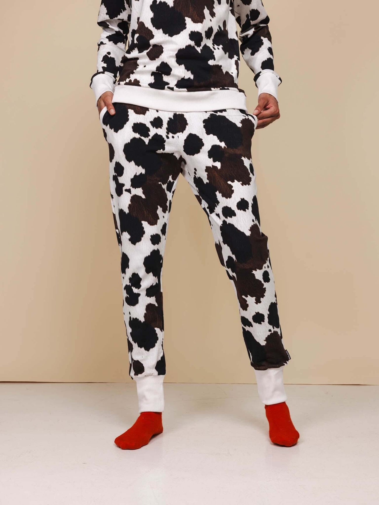 SNURK Cow Broek Unisex, unisex joggingbroek met koeienhuidprint in comfortabele biologische katoen.
