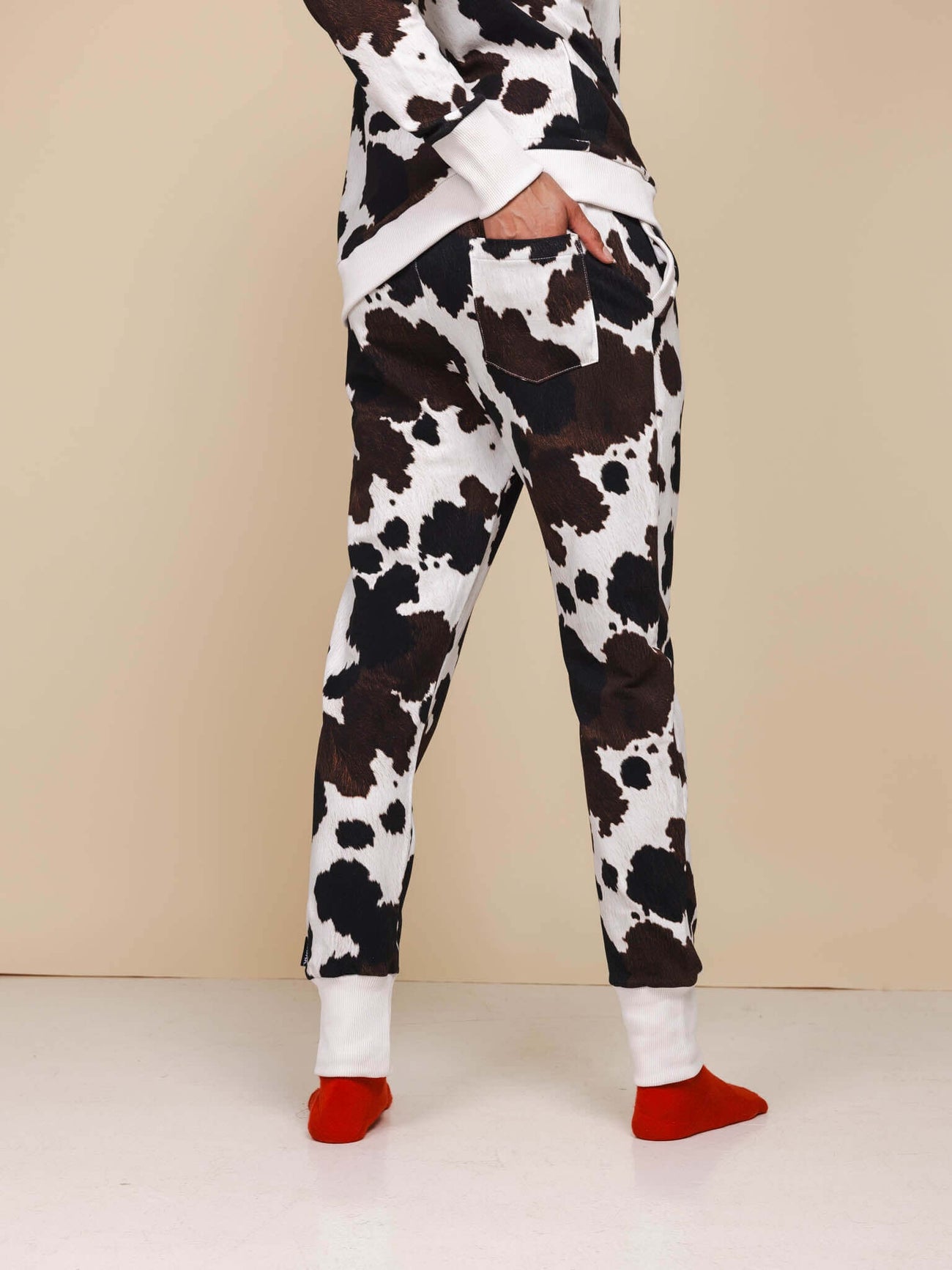 SNURK Cow Broek Unisex: unisex joggingbroek met koeienhuidprint, perfect voor comfort thuis.