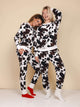 SNURK Cow Broek Unisex modelshowing unisex joggingbroek met koeienhuidprint, ideaal voor comfort en ontspanning.