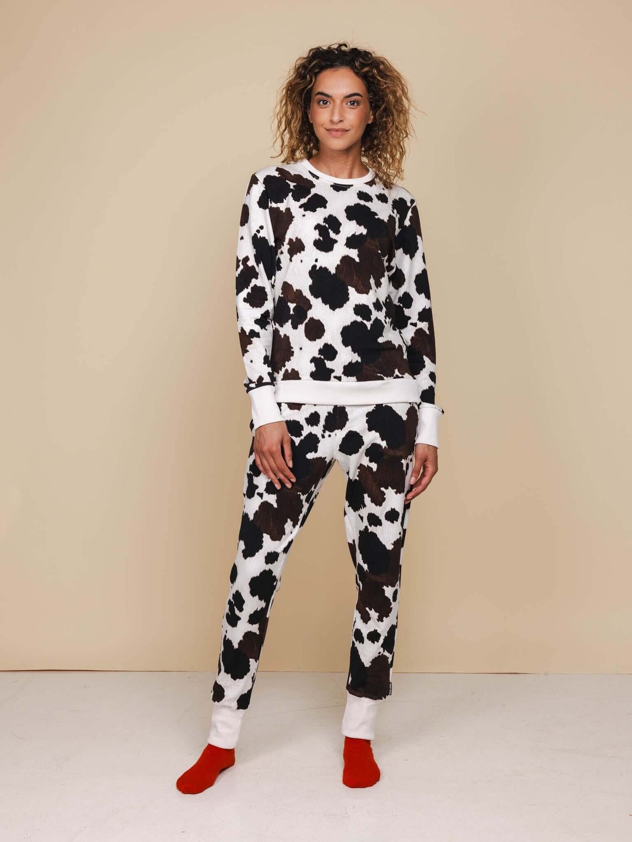 SNURK Cow Broek Unisex met koeienhuidprint, comfortabele unisex joggingbroek en sweater, perfect voor thuis.