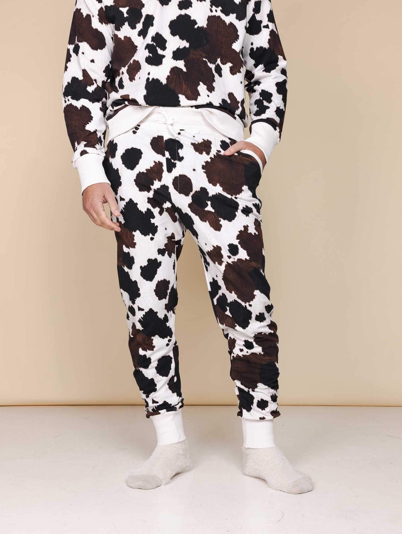 SNURK Cow Broek Unisex met koeienhuidprint, comfortabel en ideaal voor dames en heren.