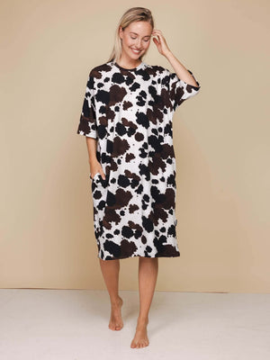 SNURK Cow Relaxed T-Shirt Dress One Size Dames, oversized jurk met koeienprint, comfortabele en stijlvolle outfit.