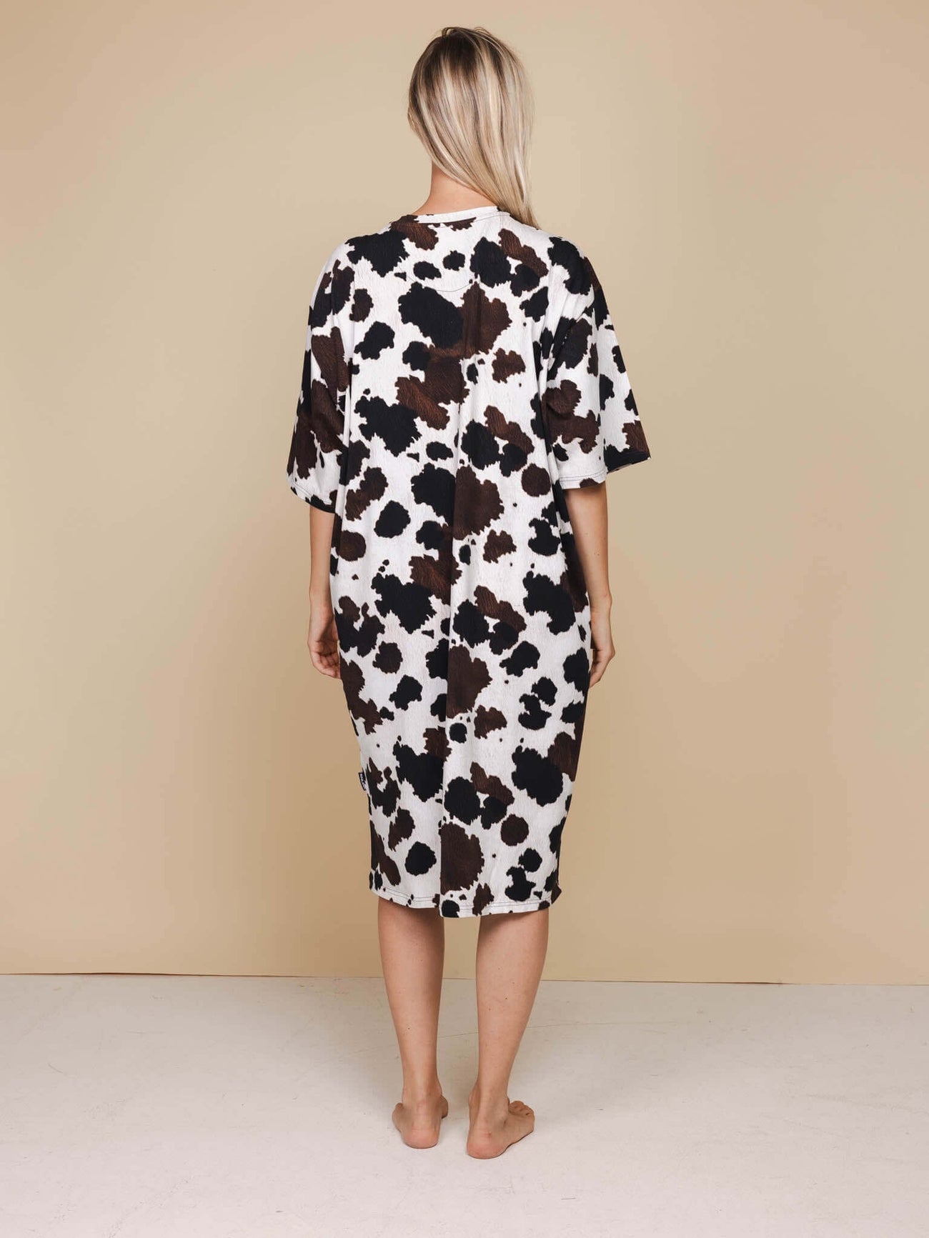 SNURK Cow Relaxed T-Shirt Dress One Size Dames, achteraanzicht van een comfy oversized jurkje met koeienprint.