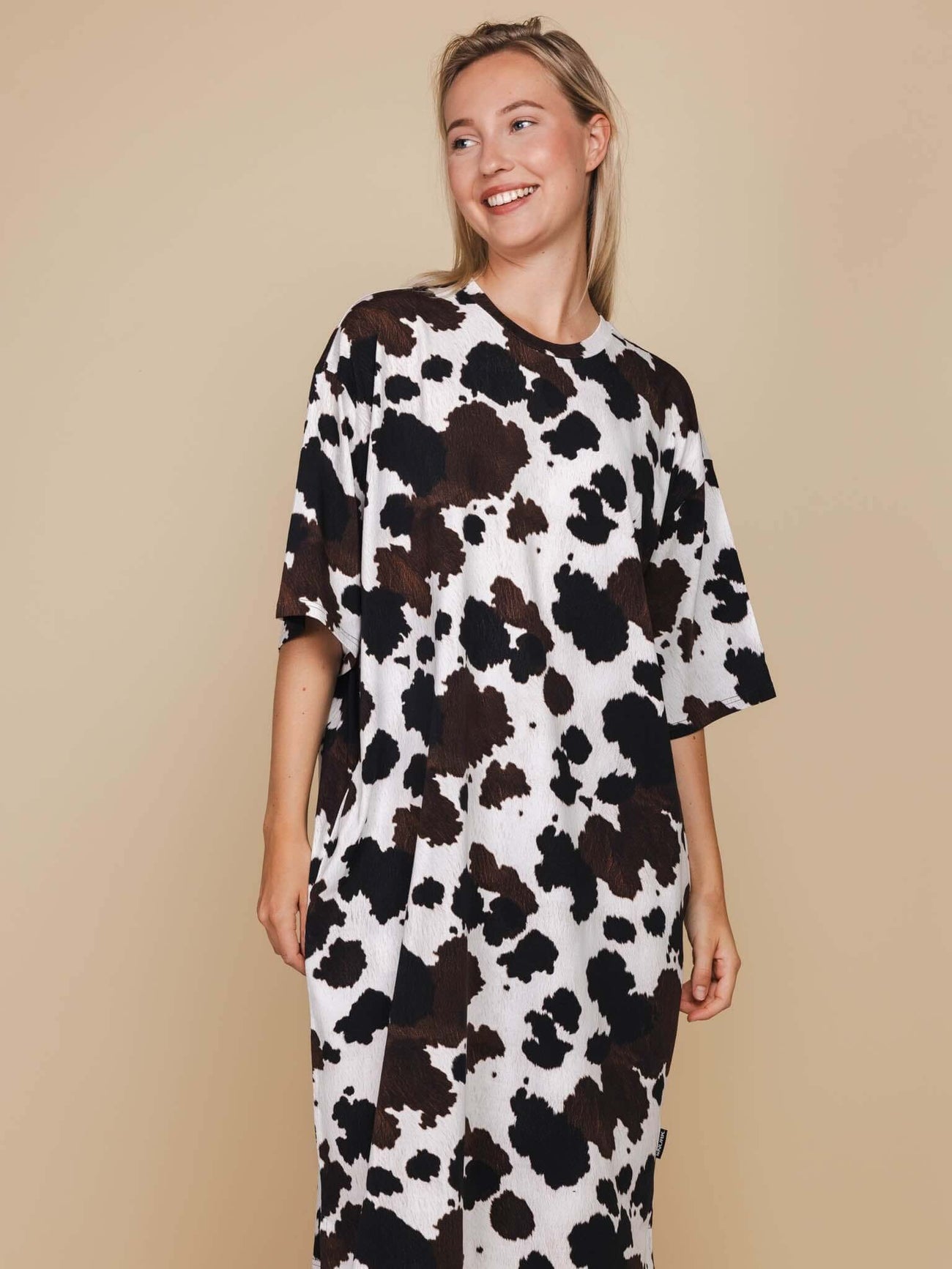 SNURK Cow Relaxed T-Shirt Dress One Size Dames in oversized cow print, perfect for comfort and style.