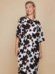 SNURK Cow Relaxed T-Shirt Dress One Size Dames in oversized cow print, perfect for comfort and style.