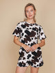 SNURK Cow Shorts Dames in een luchtige outfit met koeienhuidprint voor dames.