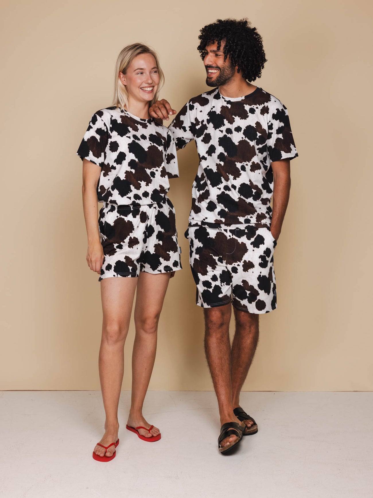 SNURK Cow Shorts Dames model in luchtige koeienhuidprint shorts, perfect voor loungen en slapen.