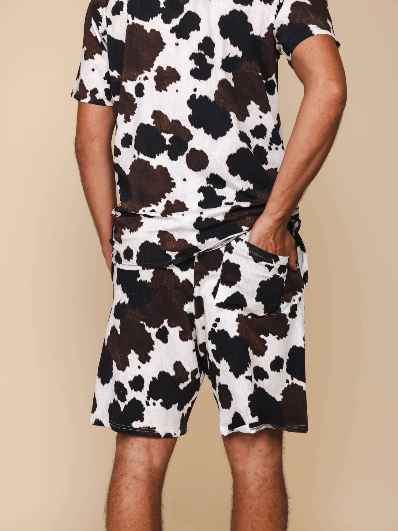 SNURK Cow Shorts Heren met stoere koeienhuidprint en diepe zakken.
