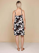SNURK Cow Strap Dress Dames achterkant met koeienhuidprint, perfect voor warme zomernachten en strand.