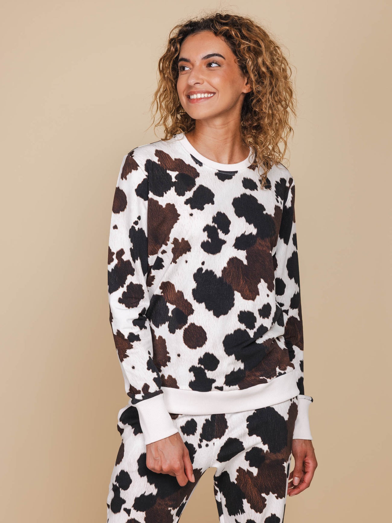 SNURK Cow Sweater Dames in comfortabele koeienhuidprint, perfect voor dag- en nachtgebruik.