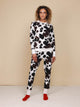SNURK Cow Sweater Dames voorbeeld in een comfortabele outfit met koeienhuidprint.