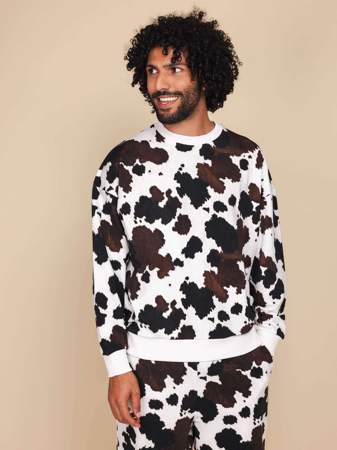 SNURK Cow Sweater Heren in comfortabele koeienhuidprint, gemaakt van zacht biologisch katoen.
