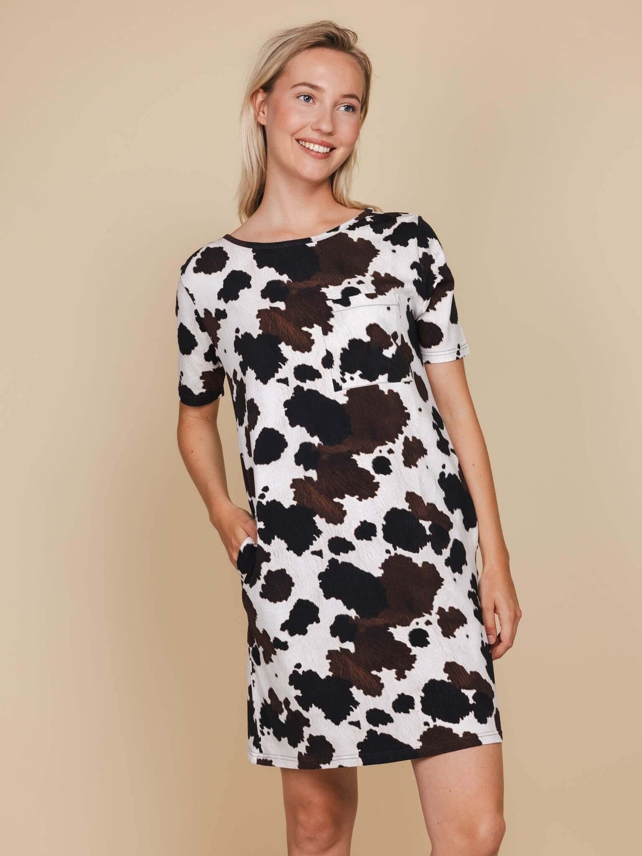 SNURK Cow T-shirt Dress Dames in een zachte koeienhuidprint, perfect voor zomer of bed.