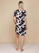 SNURK Cow T-shirt Dress Dames met koeienhuidprint, achterzijde, relaxte pasvorm van biologisch katoen.