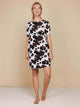 SNURK Cow T-shirt Dress Dames met koeienhuidprint, ideaal voor bed en zomerse stranddagen.