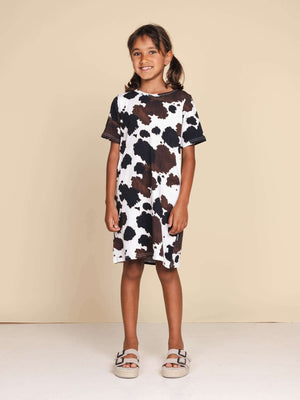 SNURK Cow T-shirt Dress Kids, stoere koeienprint T-shirt jurkje voor kinderen in comfortabele stretchkatoen.