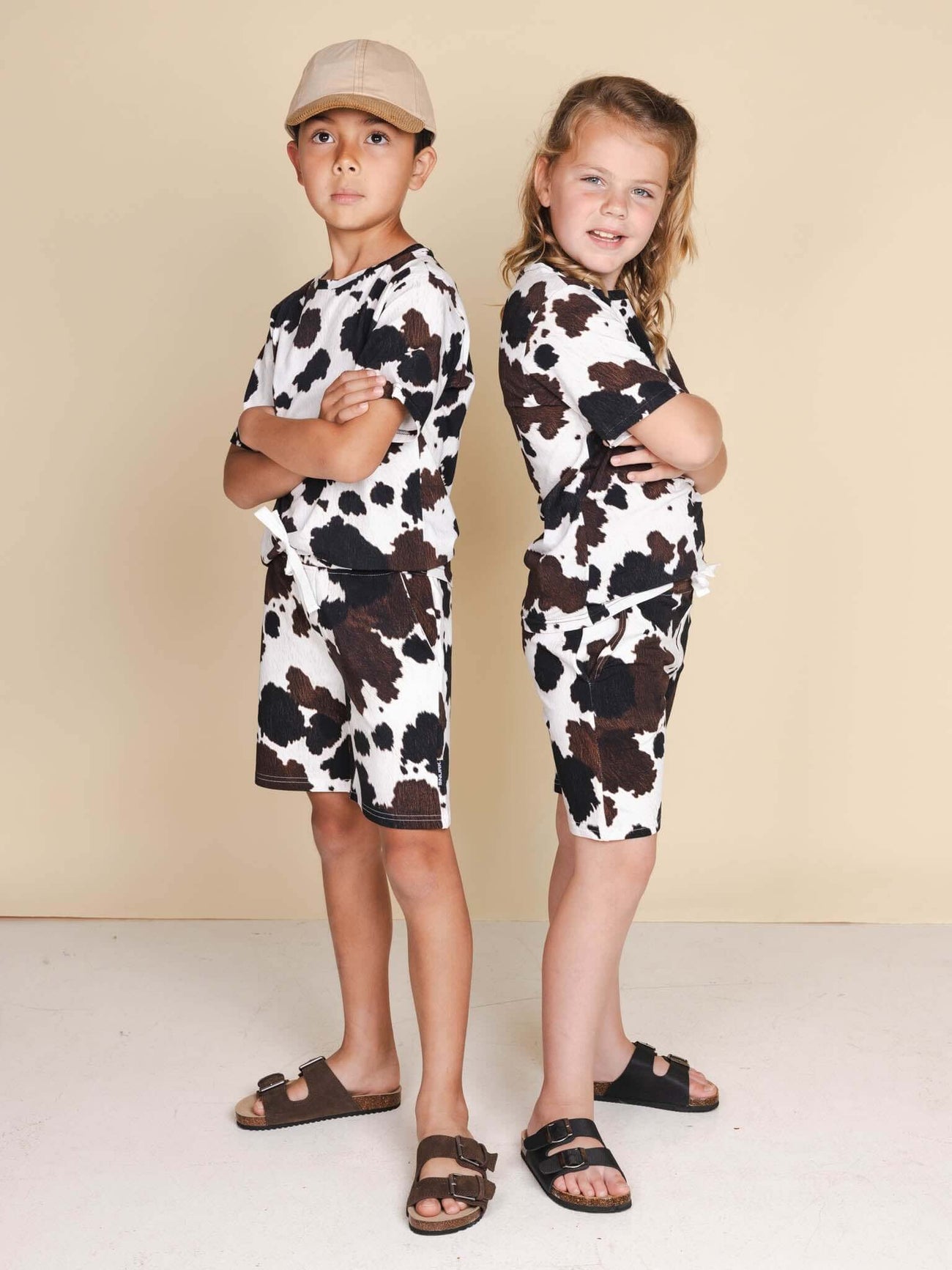 SNURK Cow T-shirt Kids, stoere kinderen in koeienprint T-shirt en shorts, relaxed-fit, leuk voor school en bed.