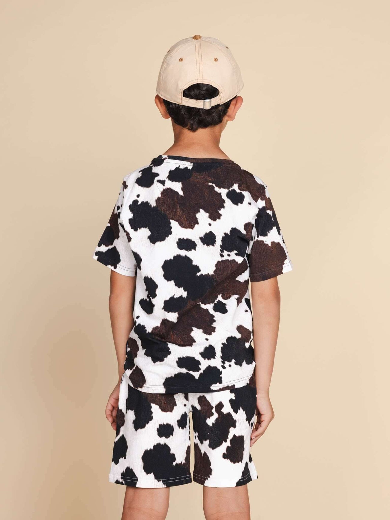 SNURK Cow T-shirt Kids achterzijde met koeienprint, perfect voor kinderen en gemaakt van biologisch katoen.