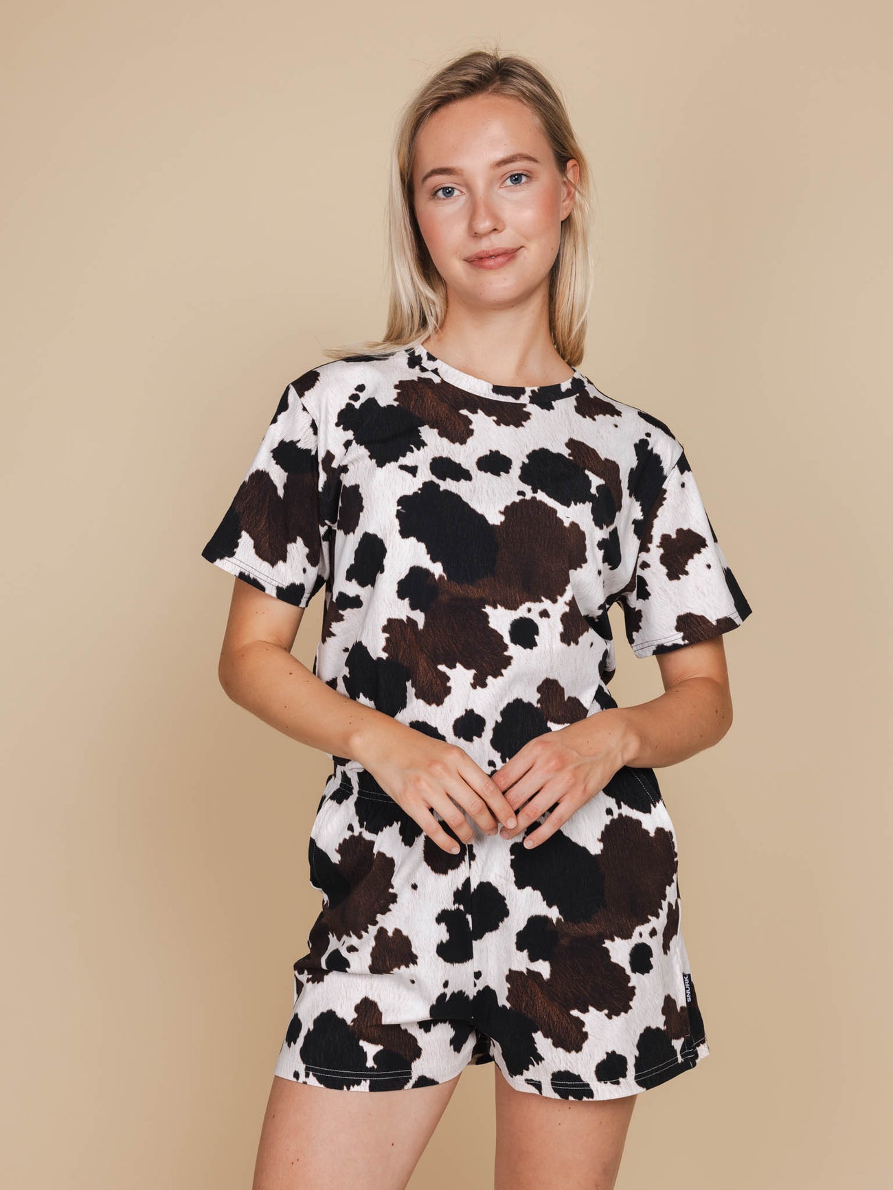 SNURK Cow T-shirt Unisex met koeienhuidprint, gemaakt van biologisch katoen en comfortabel voor dagelijks gebruik.