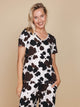 SNURK Cow V-Neck T-shirt Dames model in een stoere koeienhuidprint, ideaal voor relax- of slaapoutfits.