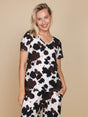SNURK Cow V-Neck T-shirt Dames model in een stoere koeienhuidprint, ideaal voor relax- of slaapoutfits.