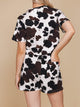 SNURK Cow V-Neck T-shirt Dames in koeienhuidprint, perfect voor relax- of slaapoutfits.