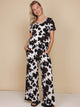SNURK Cow V-Neck T-shirt Dames in een stijlvolle cow print, gecombineerd met bijpassende broek voor ultiem comfort.