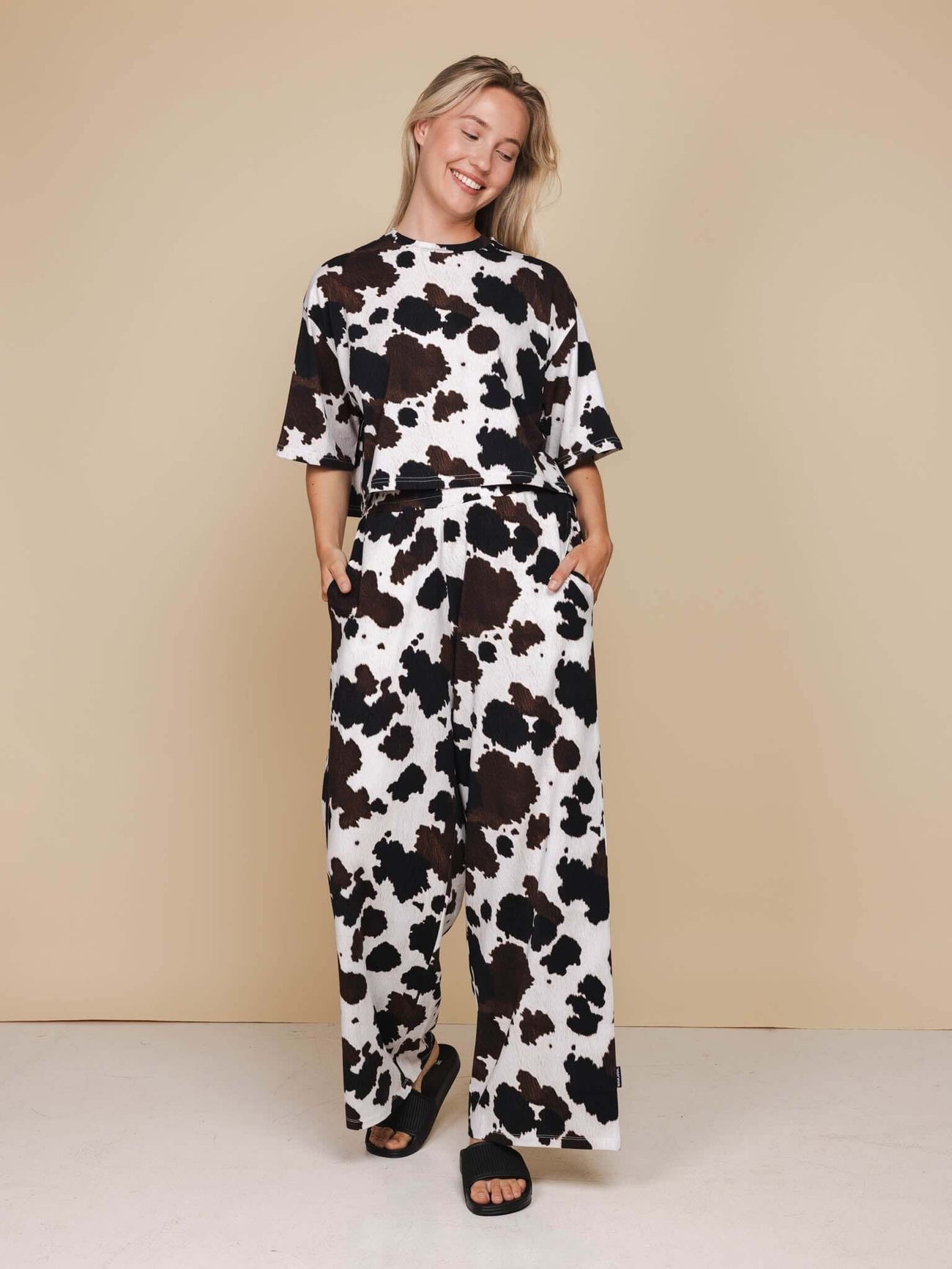 SNURK Cow Wijde Broek Dames, damesbroek met koeienhuidprint in relaxed fit en wijde pijpen, gemaakt van zacht biologisch katoen.