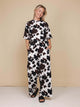 SNURK Cow Wijde Broek Dames, damesbroek met koeienhuidprint in relaxed fit en wijde pijpen, gemaakt van zacht biologisch katoen.