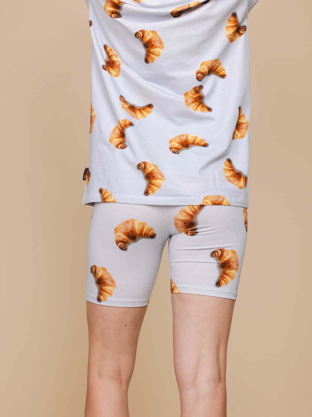SNURK Croissants Bikershorts Dames met croissantjes print, zachte biologische katoen, perfect voor de zomer.